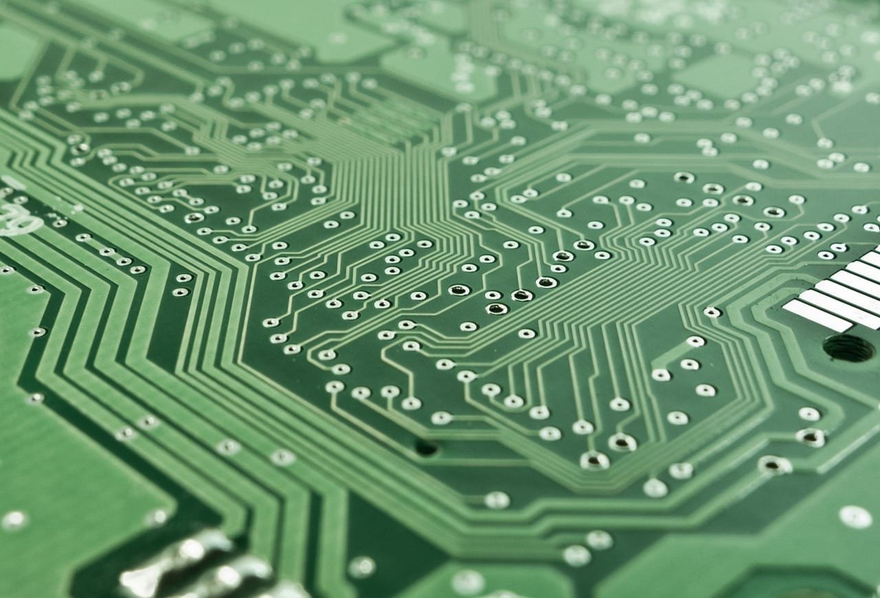 La imagen de una placa de circuito impreso es una representación visual poderosa y versátil
para comunicar los aspectos más importantes de la Licenciatura en Ciencias de la
Computación.