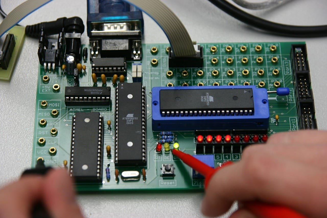 La imagen muestra una placa de desarrollo electrónica, comúnmente utilizada en la carrera
de Ingeniería en Mecatrónica, donde se integran componentes electrónicos, mecánicos y de
control. En la escena, se observa cómo una mano sostiene un puntero rojo, la imagen
representa el entorno de trabajo de un estudiante de Ingeniería en Mecatrónica