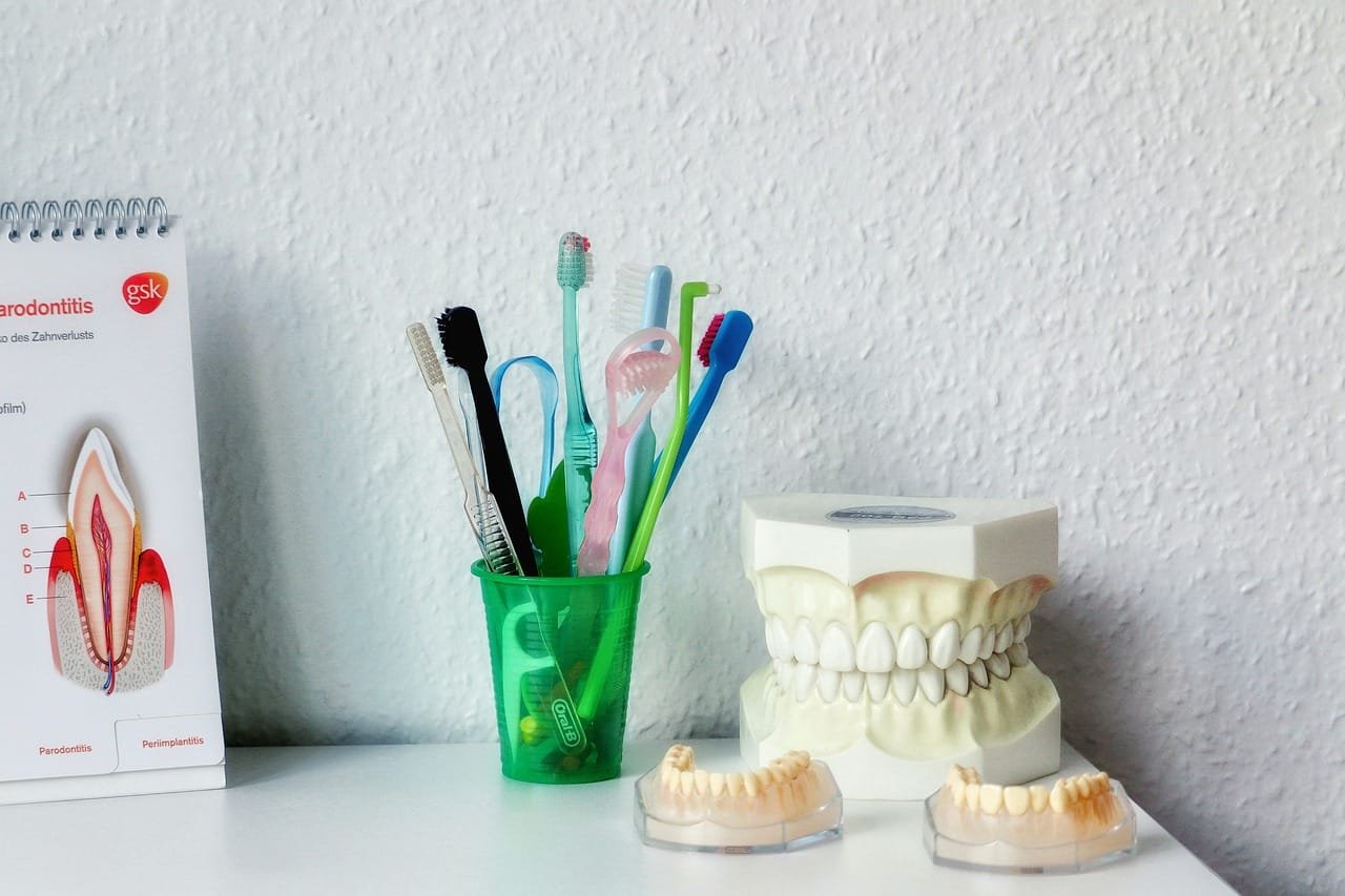 Herramientas de cuidado dental. Molde de cuidado dental. Consultorio dental con paredes
blancas y herramientas de cuidado dental. Equipo de Odontología en consultorio dental.
Clínica dental con modelo dental y herramientas de odontología. Modelo dental humano.