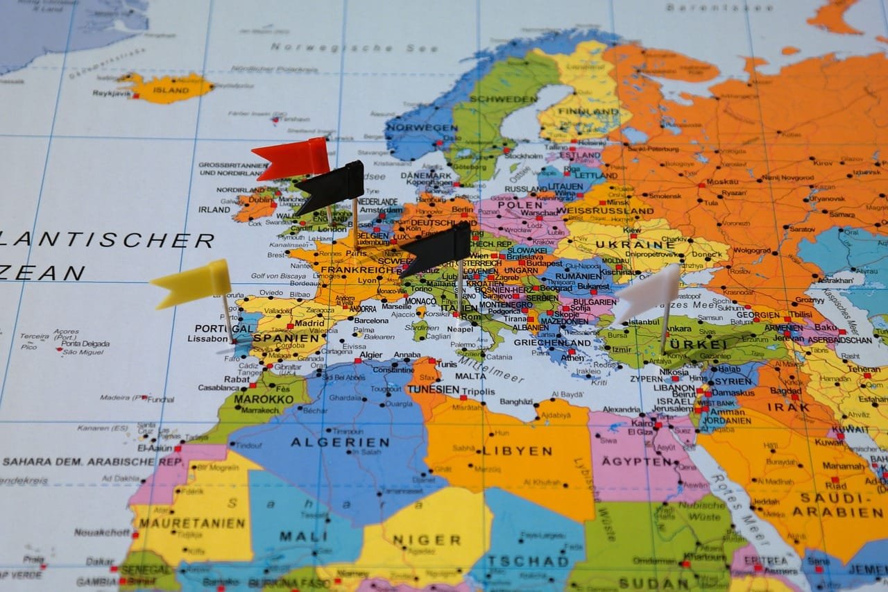 Mapa colorido, que parece ser de Europa, exhibido en una pantalla o página que está inclinada y no
completamente visible. Con diferentes países marcados en varios colores. Hay símbolos y
posiblemente texto en el mapa. Este tipo de imagen podría ser relevante para propósitos
educativos, como la enseñanza de geografía o historia