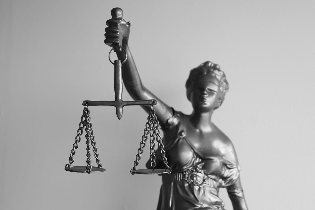 La balanza. Se muestra una mujer con los ojos tapados, que representa a la Justicia, y que
porta en una mano una balanza. La balanza representa la igualdad con que la Justicia trata a
todos