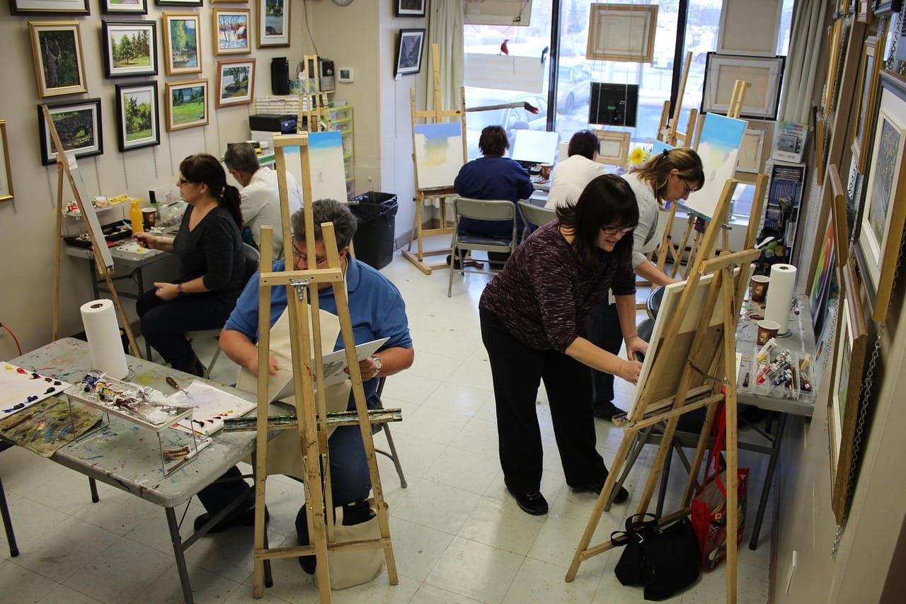 La imagen muestra a varias personas pintando cuadros en un espacio que parece una galería
o estudio de arte. Esto refleja el entorno colaborativo y creativo que caracteriza la
Licenciatura en Artes Plásticas, donde los estudiantes desarrollan su talento artístico a través
de la práctica, explorando técnicas y conceptos visuales en un ambiente de trabajo
compartido.