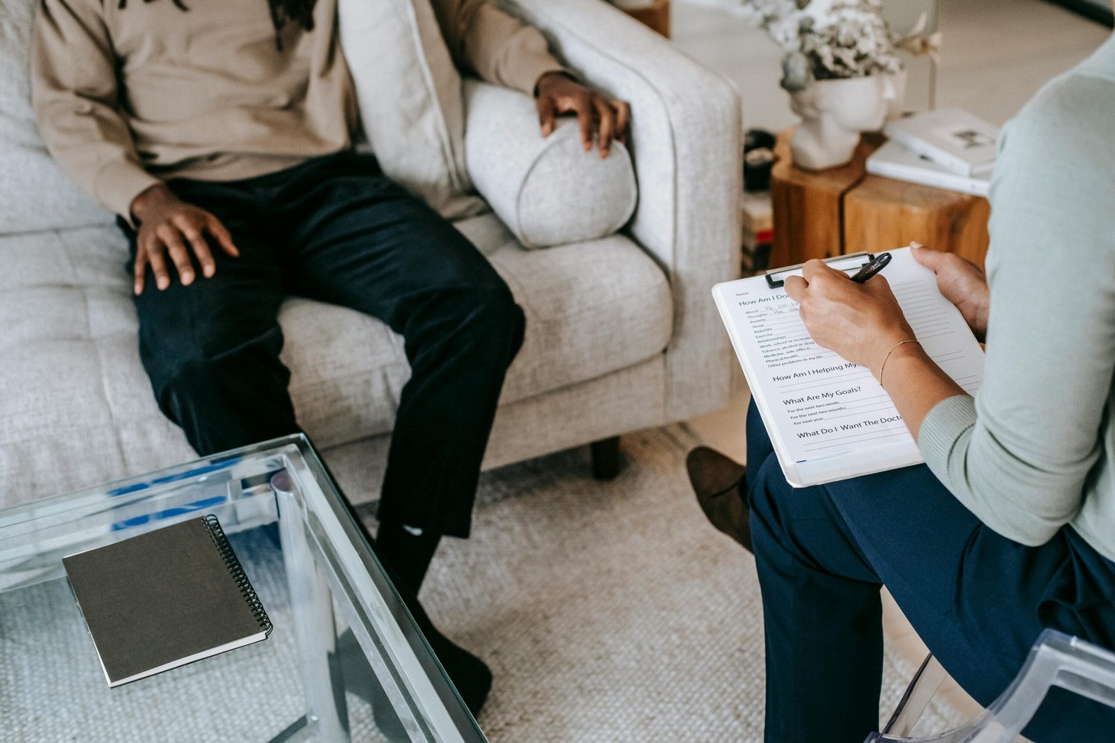 Dos personas conversando en una sesión de terapia, en donde el paciente expresa su sentir
y el profesional en Psicología mantiene una escucha activa