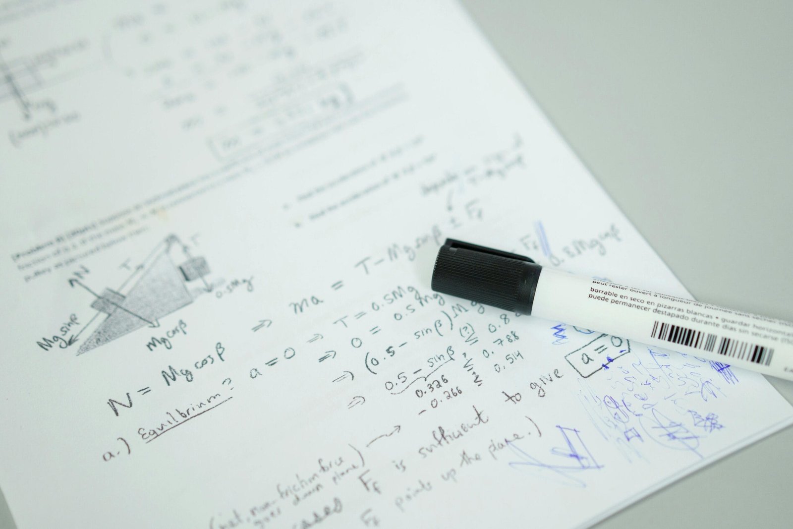 Hoja de papel con numerosas ecuaciones matemáticas escritas a mano. Las ecuaciones son
complejas y abarcan diversas áreas de las matemáticas, como trigonometría, cálculo y física.
Además de las ecuaciones, hay diagramas y dibujos que ayudan a visualizar los problemas
matemáticos. Estos diagramas suelen representar sistemas físicos, como bloques sobre
planos inclinados o fuerzas actuando sobre objetos.