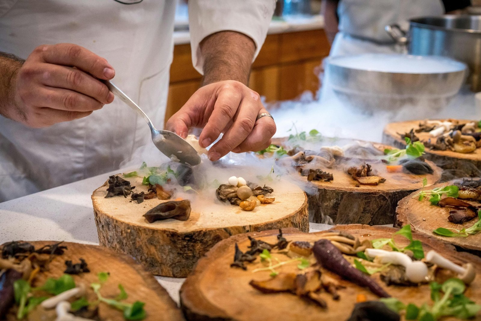 Variedad de alimentos, posiblemente en un buffet o entorno de comedor. Hay una persona en el
fondo, pero el enfoque principal está en la comida y el acto de servirla o seleccionarla. Esta imagen
podría ser relevante para temas relacionados con la gastronomía, la hospitalidad o presentaciones
culinarias.