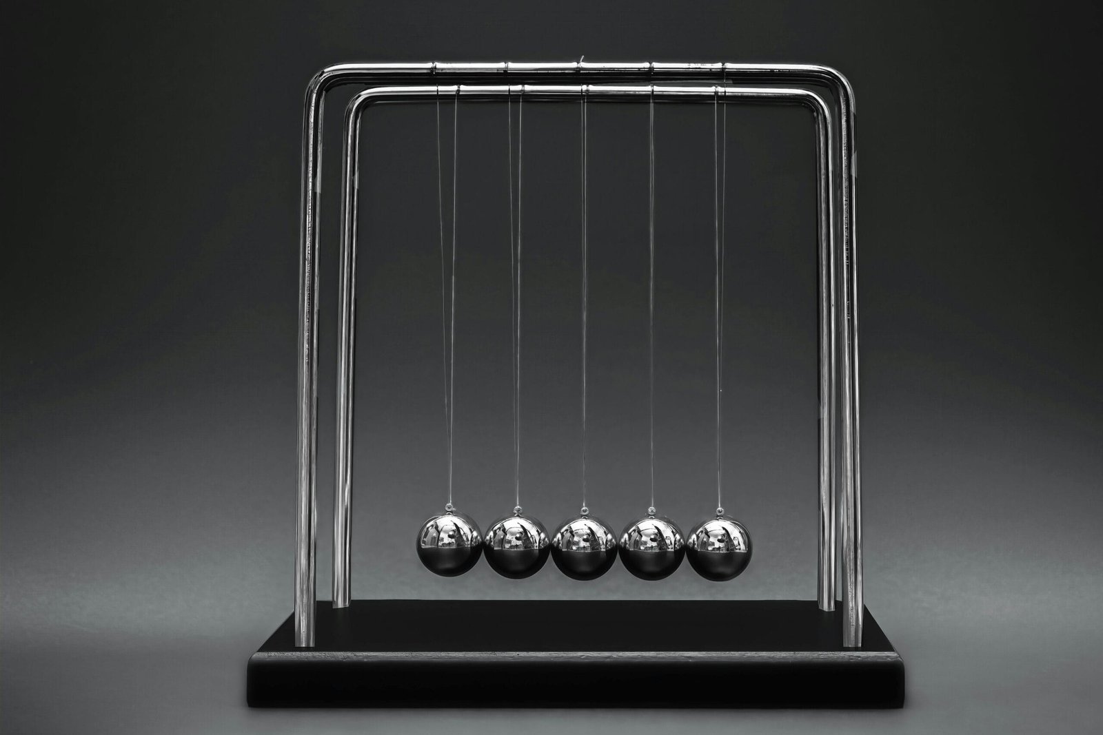 Péndulo de Newton. Este dispositivo consiste en una serie de esferas metálicas idénticas
suspendidas de un marco, generalmente de metal, en una fila horizontal. Las esferas están
en contacto entre sí y cuelgan de hilos de igual longitud. Este dispositivo suele ser un icono
de la física y sus aplicaciones.