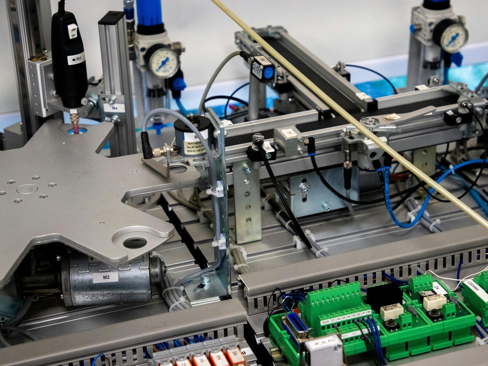 La imagen de un sistema de automatización industrial es una representación visual poderosa
y versátil para comunicar los aspectos más importantes de la Ingeniería Mecánica y Eléctrica