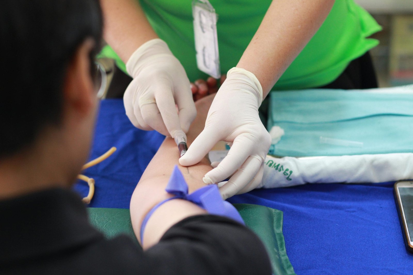 Brazo recibiendo inyección. Enfermera aplicando inyección. Enfermera con guantes
inyectando un brazo. Persona siendo vacunada. Enfermera administrando vacunas. Equipo
médico de enfermera. Hombre donando sangre. Hombre siendo inyectado en tercer plano.