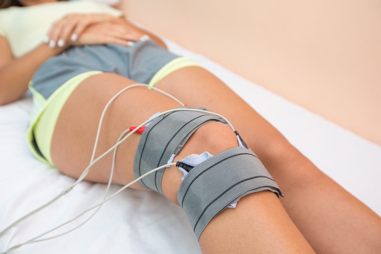 Imagen de tratamiento fisioterapéutico en piernas. Mujer recibiendo tratamiento de
fisioterapia en las piernas. Equipo para tratamiento fisioterapéutico en piernas. Análisis
fisioterapeuta en la rodilla. Procedimiento fisioterapéutico en mujeres. Procedimiento
fisioterapéutico en las piernas.