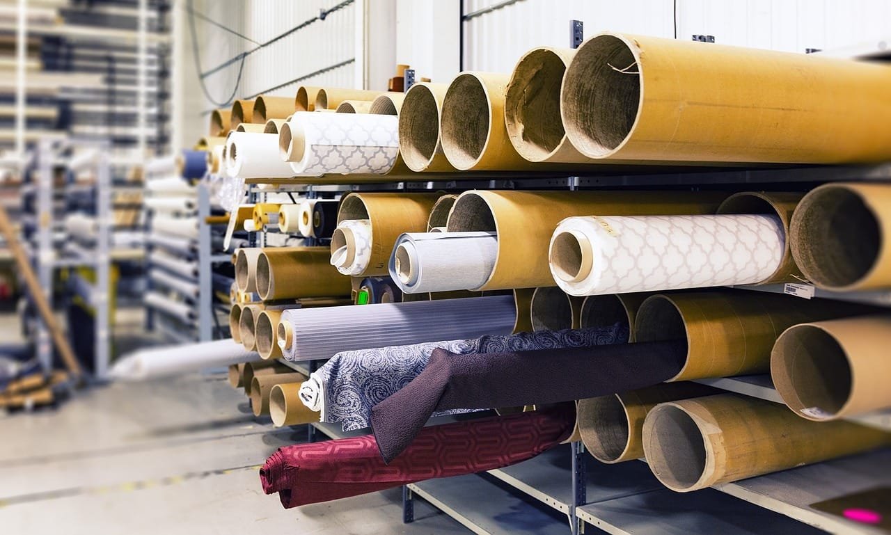 La imagen muestra un almacén lleno de rollos de tela de diferentes colores y patrones. Esto
representa la amplia variedad de materiales que los ingenieros textiles pueden utilizar en
sus diseños. Los ingenieros textiles son responsables de desarrollar y producir textiles para
una variedad de aplicaciones, desde ropa hasta muebles y productos para el hogar